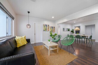 6715 NE Miami Pl in Miami, FL - Building Photo - Building Photo