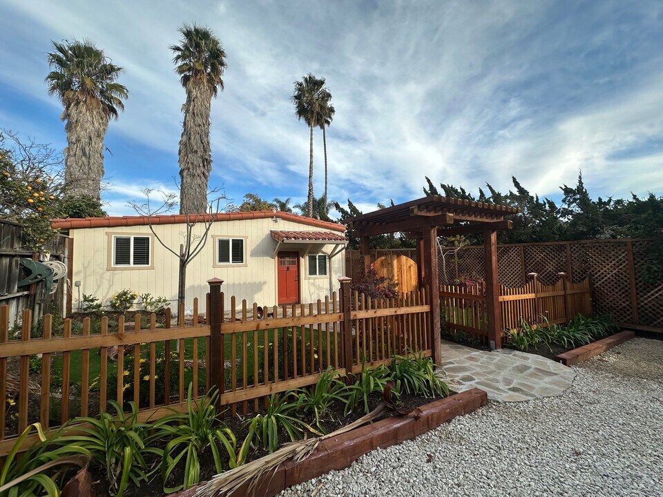 4565 Hollister Ave in Santa Barbara, CA - Building Photo