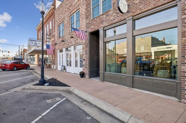 120 N Main St in Ashland City, TN - Building Photo - Building Photo