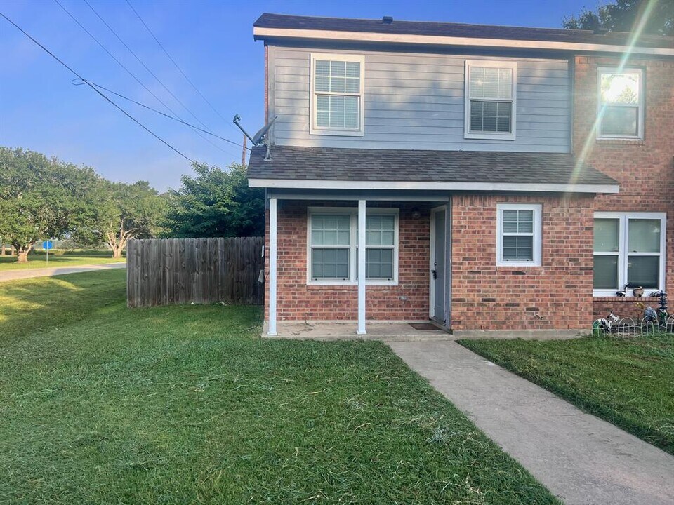 306 Anderson St in Smithville, TX - Building Photo