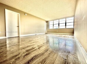 1400 St Charles Pl in Pembroke Pines, FL - Building Photo - Building Photo