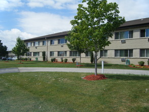 Honey Creek Apartments in Greenfield, WI - Building Photo - Building Photo