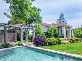 10 Bluewater Hill S in Westport, CT - Building Photo