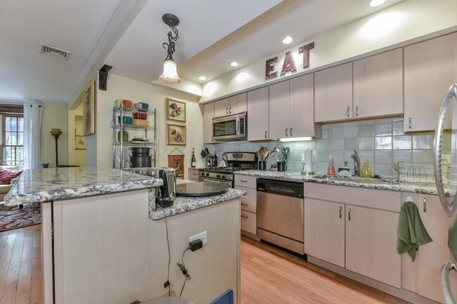 125 Pembroke St, Unit B in Boston, MA - Building Photo - Building Photo
