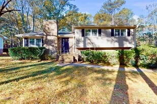 3312 Ben Hill St SW in Marietta, GA - Building Photo