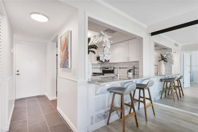 6295 Bahia Del Mar Cir in St. Petersburg, FL - Building Photo - Building Photo