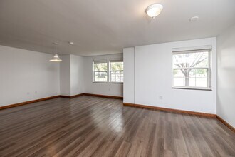 Nemitz Hall in Mount Pleasant, IA - Foto de edificio - Interior Photo