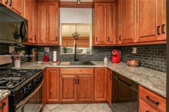 1516 Funston St in Hollywood, FL - Foto de edificio - Building Photo