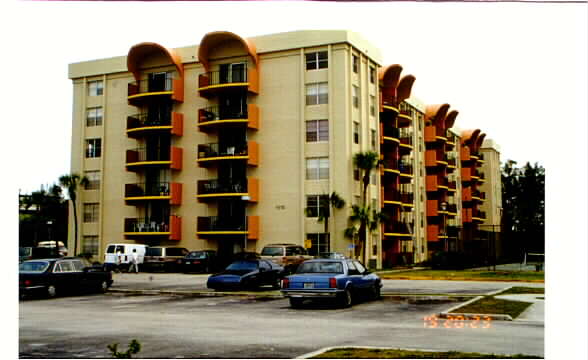 Keystone Courts in Miami, FL - Building Photo - Building Photo