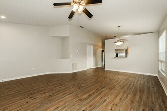 1036 Lake Shore Ranch Dr in Seffner, FL - Building Photo - Building Photo