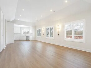 445 Ramapo Valley Rd in Oakland, NJ - Foto de edificio - Building Photo