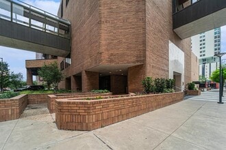 1111 Caroline St in Houston, TX - Building Photo - Building Photo