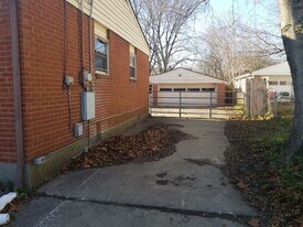 9812 Saturn Dr in Louisville, KY - Building Photo