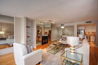 135 George St S in Toronto, ON - Building Photo - Building Photo