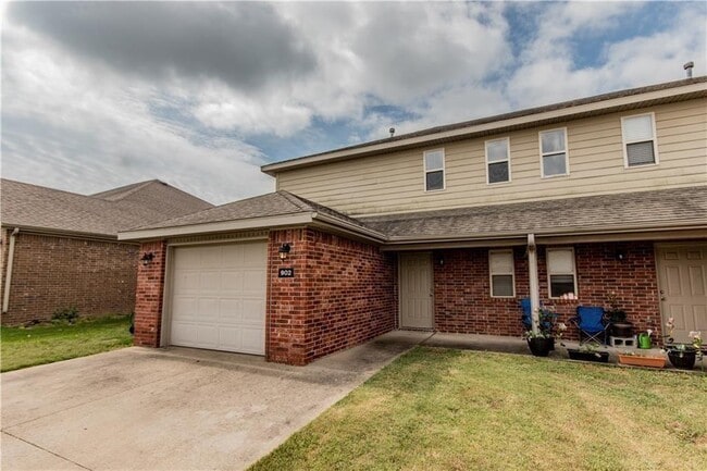 property at 902 Oakwood Ln