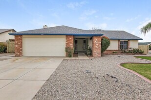 7827 W Shangri La Rd in Peoria, AZ - Building Photo