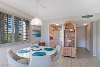 1300 Gulf Shore Blvd N in Naples, FL - Foto de edificio - Building Photo