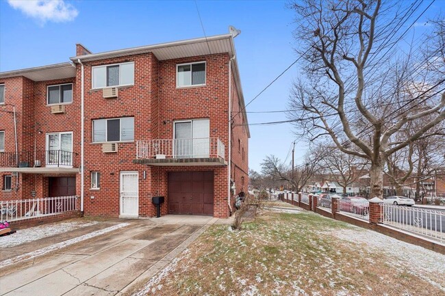 property at 2900 Tenbroeck Ave