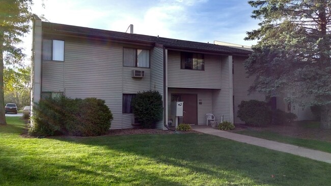 401 N East St, Unit 104 in Weyauwega, WI - Foto de edificio - Building Photo