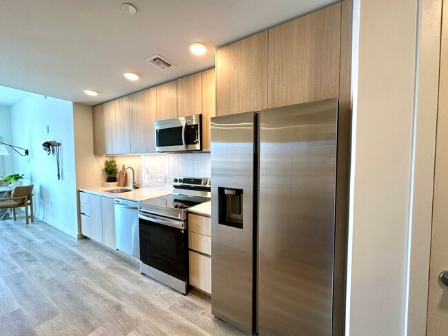 229 NW 30th St, Unit S12 in Miami, FL - Foto de edificio - Building Photo