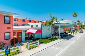 Gulf Winds Resorts in St Pete Beach, FL - Foto de edificio - Building Photo