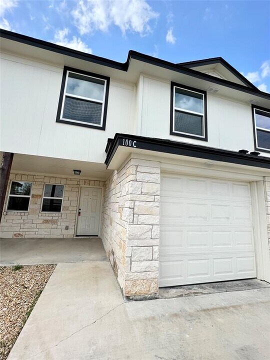 100 Sandstone Dr in Jarrell, TX - Building Photo