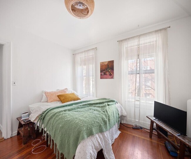92 Perry St, Unit 7 in New York, NY - Building Photo - Building Photo