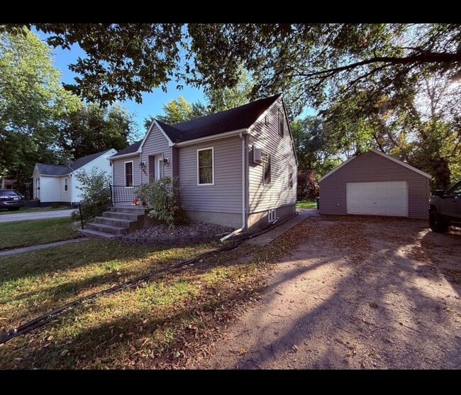 605 Peltier St in Marshall, MN - Building Photo - Building Photo