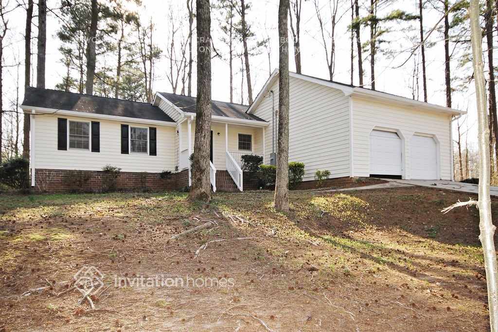 2727 King Arthur Ct in Buford, GA - Foto de edificio