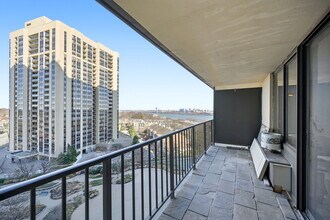 300 Winston Dr, Unit 8th Flr in Cliffside Park, NJ - Building Photo - Building Photo