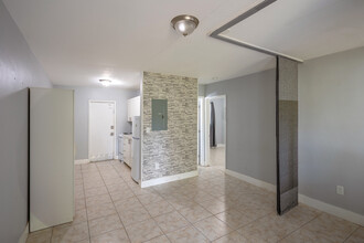 401 NW 43rd Ct in Fort Lauderdale, FL - Building Photo - Interior Photo