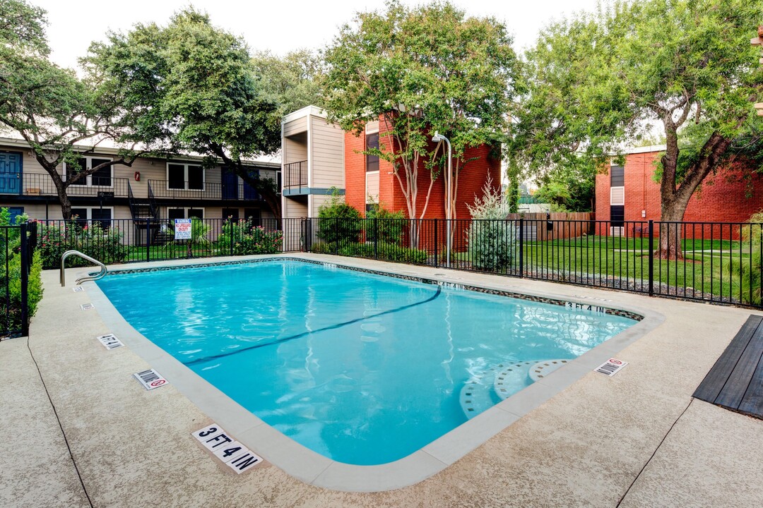 Arya Apartments in Austin, TX - Foto de edificio