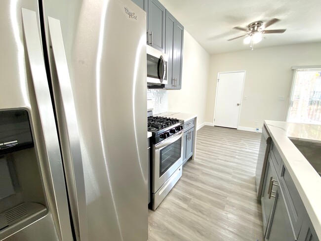 MC Hazeltine Properties, LLC in Van Nuys, CA - Foto de edificio - Building Photo