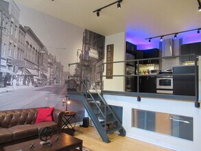 2105 Sarah St, Unit 3 in Pittsburgh, PA - Foto de edificio - Building Photo