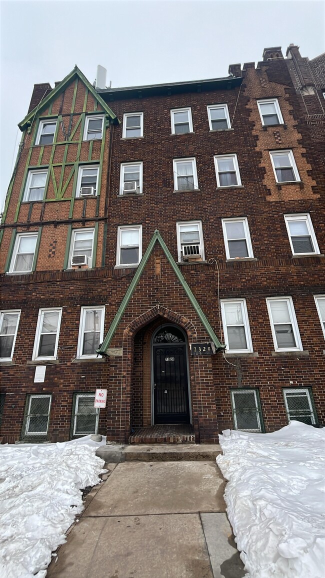 7320 Kennedy Blvd, Unit B1