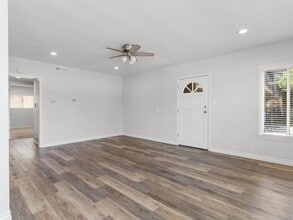 1340 W Parade St in Long Beach, CA - Foto de edificio - Building Photo