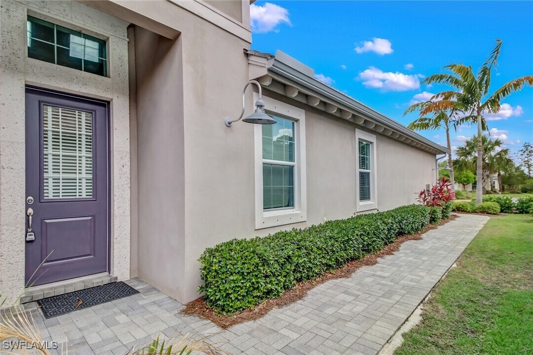 7194 Dominica Dr in Naples, FL - Building Photo