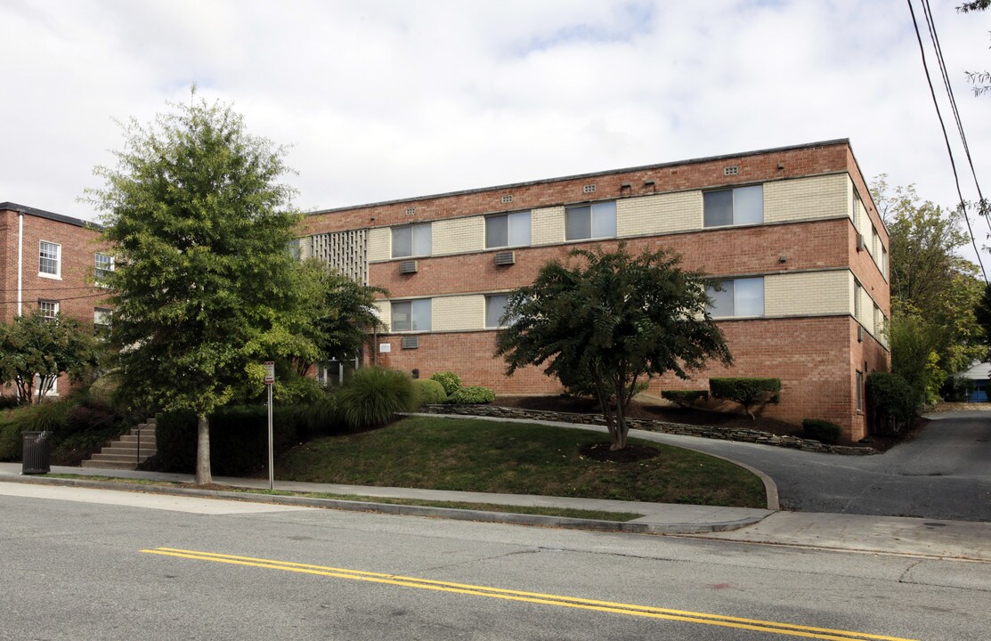 4465 Macarthur Blvd NW in Washington, DC - Building Photo