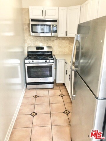 652 S Dunsmuir Ave-Unit -204 in Los Angeles, CA - Building Photo - Building Photo