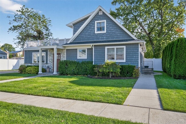120 Evelyn Ave in North Hempstead, NY - Building Photo - Building Photo