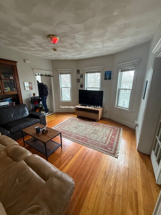296 Highland Ave, Unit 3 in Somerville, MA - Building Photo