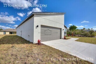 11 Magnolia Ln in Poinciana, FL - Foto de edificio - Building Photo