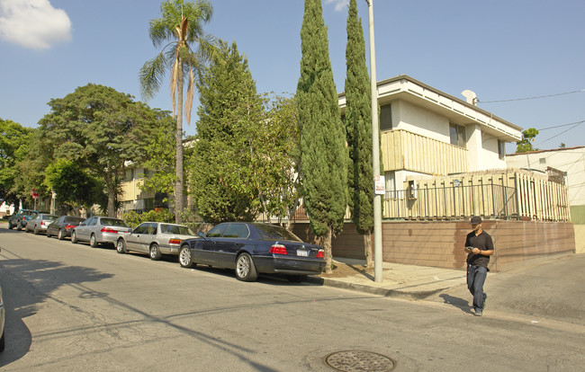 1116 N Spaulding Ave in Los Angeles, CA - Foto de edificio - Building Photo