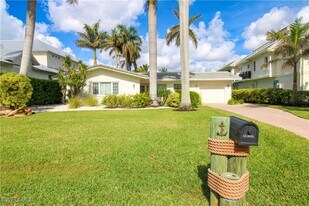 1353 Pelican Ave in Naples, FL - Building Photo