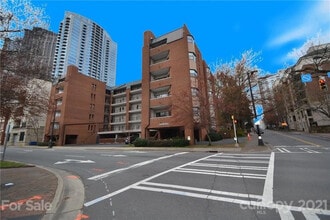 Room in Apartment on N Poplar St in Charlotte, NC - Foto de edificio - Building Photo