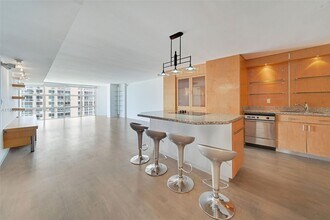 6423 Collins Ave in Miami, FL - Foto de edificio - Building Photo
