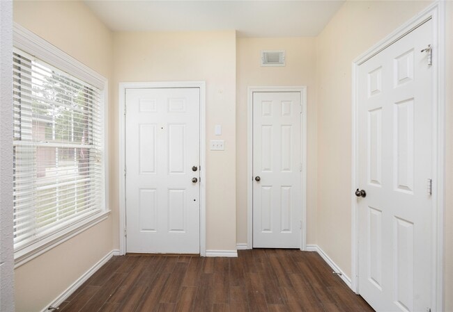 100 Artesian Way in Roman Forest, TX - Building Photo - Building Photo