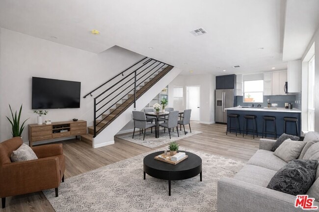 6702 Balboa Blvd in Los Angeles, CA - Building Photo - Building Photo