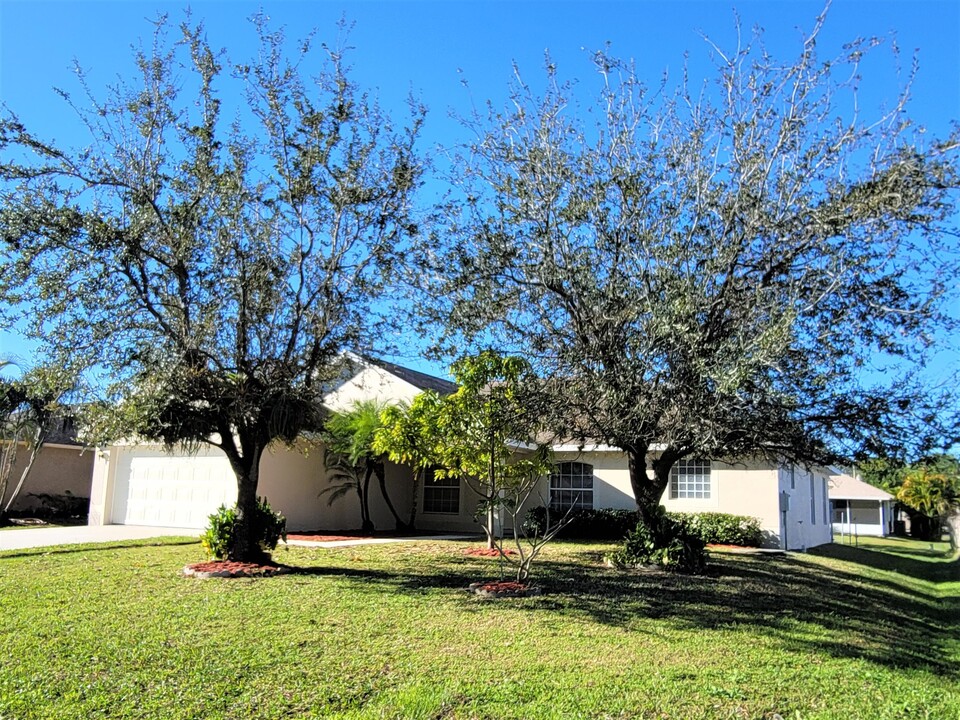 1932 SW Victor Ln in Port St. Lucie, FL - Building Photo