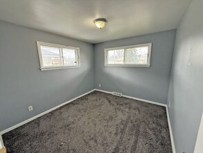 15900 Rowena Ave in Maple Heights, OH - Foto de edificio - Building Photo